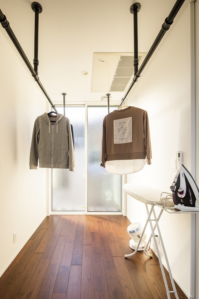 素材が光るコの字型の平屋